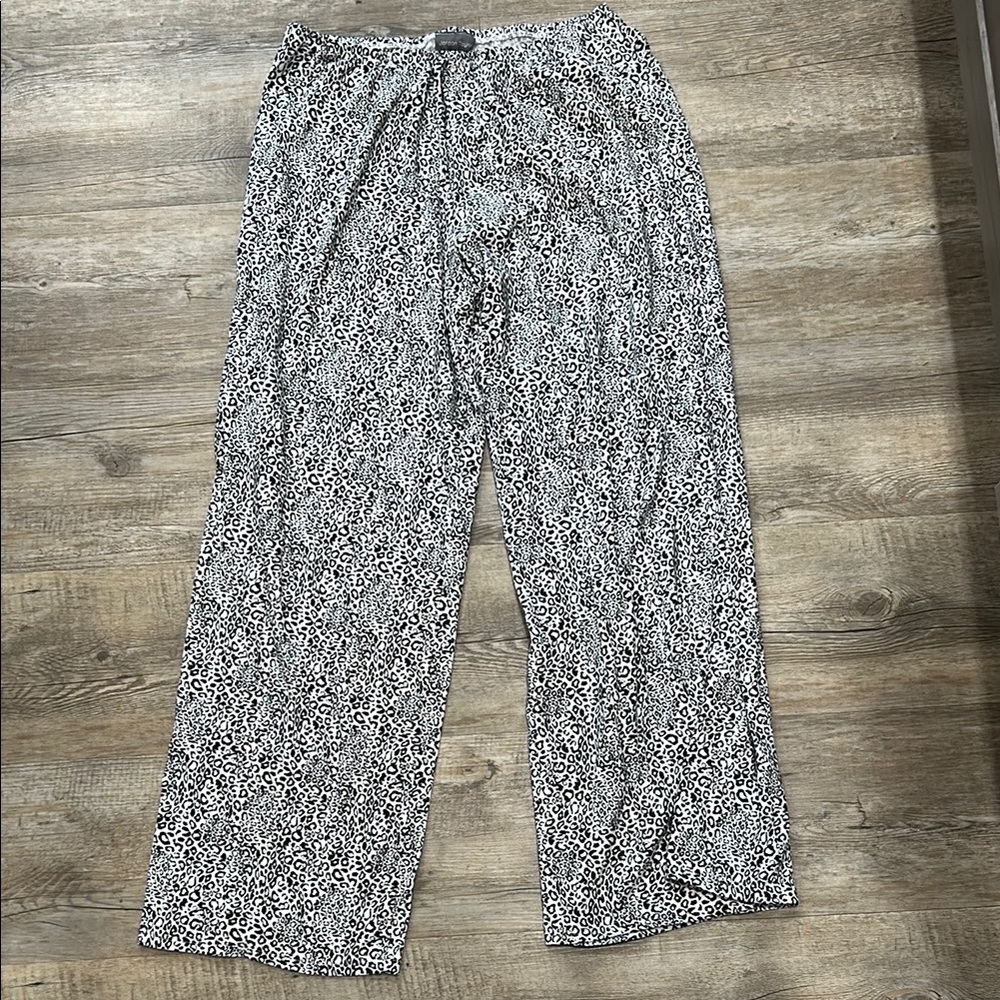 Black and White Paisley Joggers with Elastic Waistband